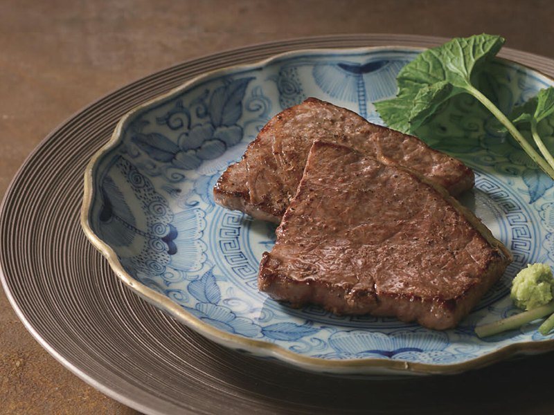 〈神戸牛〉ミニステーキ（日本のおいしい食べ物 11,000円コース掲載）