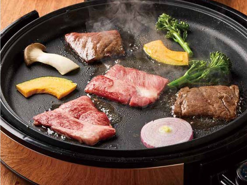 〈宮崎牛〉焼肉用＆ホットプレート30cm（おいしいお肉の贈り物 20,000円コース掲載）