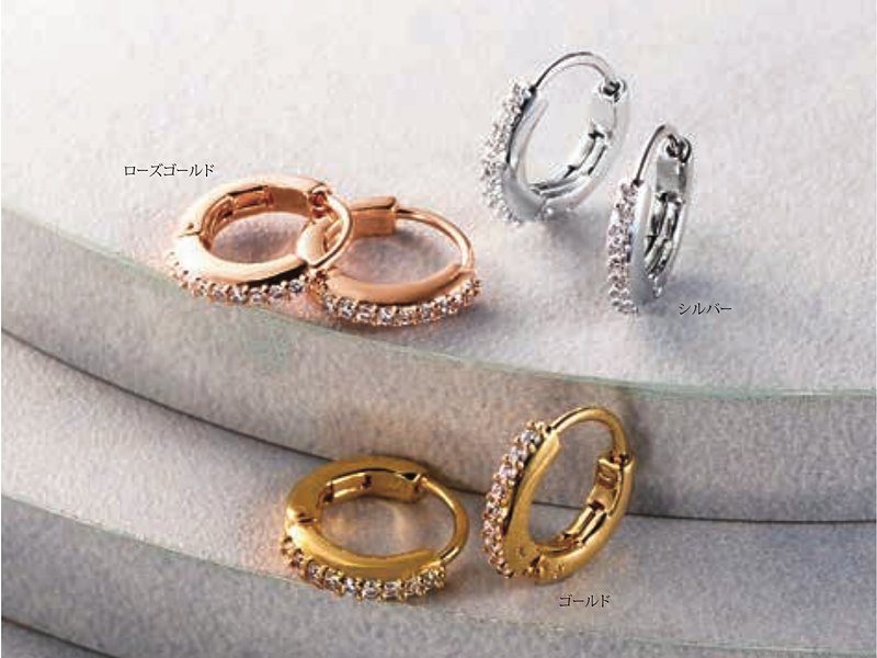 〈スワロフスキー〉フープピアス（Presentage 10,900円コース掲載）