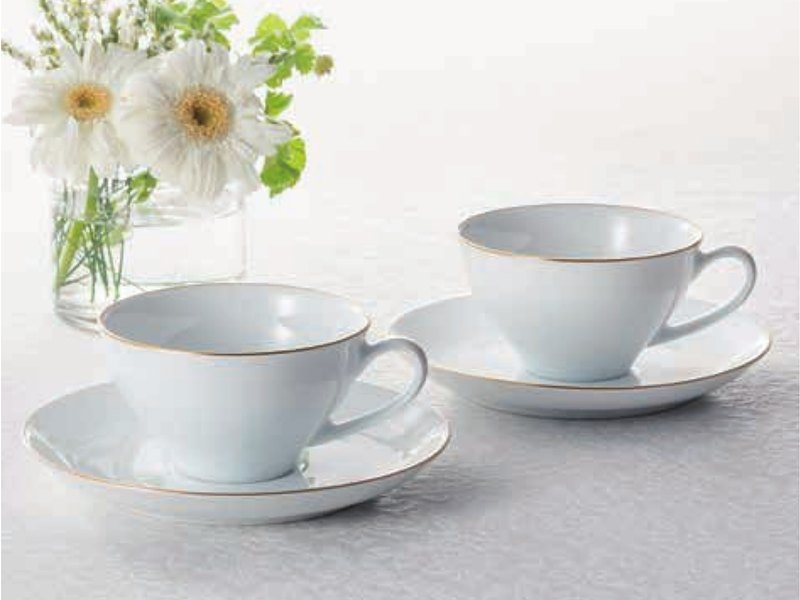 〈大倉陶園〉ペアカップ＆ソーサー（Presentage 12,900円コース掲載）