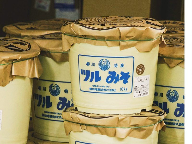〈鶴味噌醸造〉鶴あわせみそ2.5kg木樽入り（うましま 5,900円コース掲載）