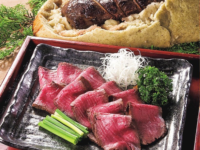 〈千屋源本多〉和牛塩釜焼ローストビーフ（やさしいごちそう 10,200円コース掲載）