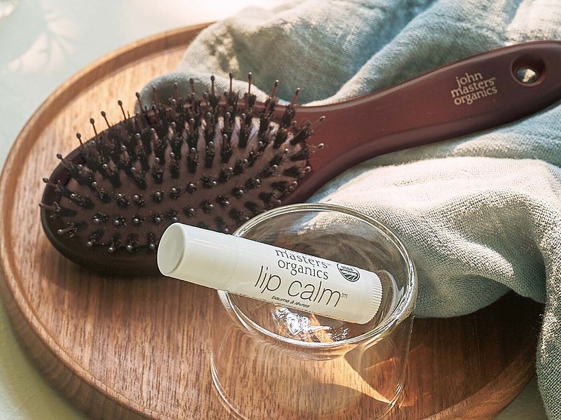 〈ジョンマスターオーガニック〉ヘアブラシ&リップカームセット（やさしいみらい 5,900円コース掲載）