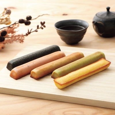 和フィナンシェ（18個）｜木の板にのせたスティック型の和フィナンシェとお茶