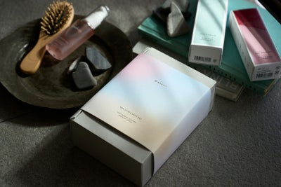 ＆wakanのスカルプエッセンスとスカルプブラシ、ギフトボックス